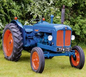 Vintage Tractors come to the Fête Article Graphic